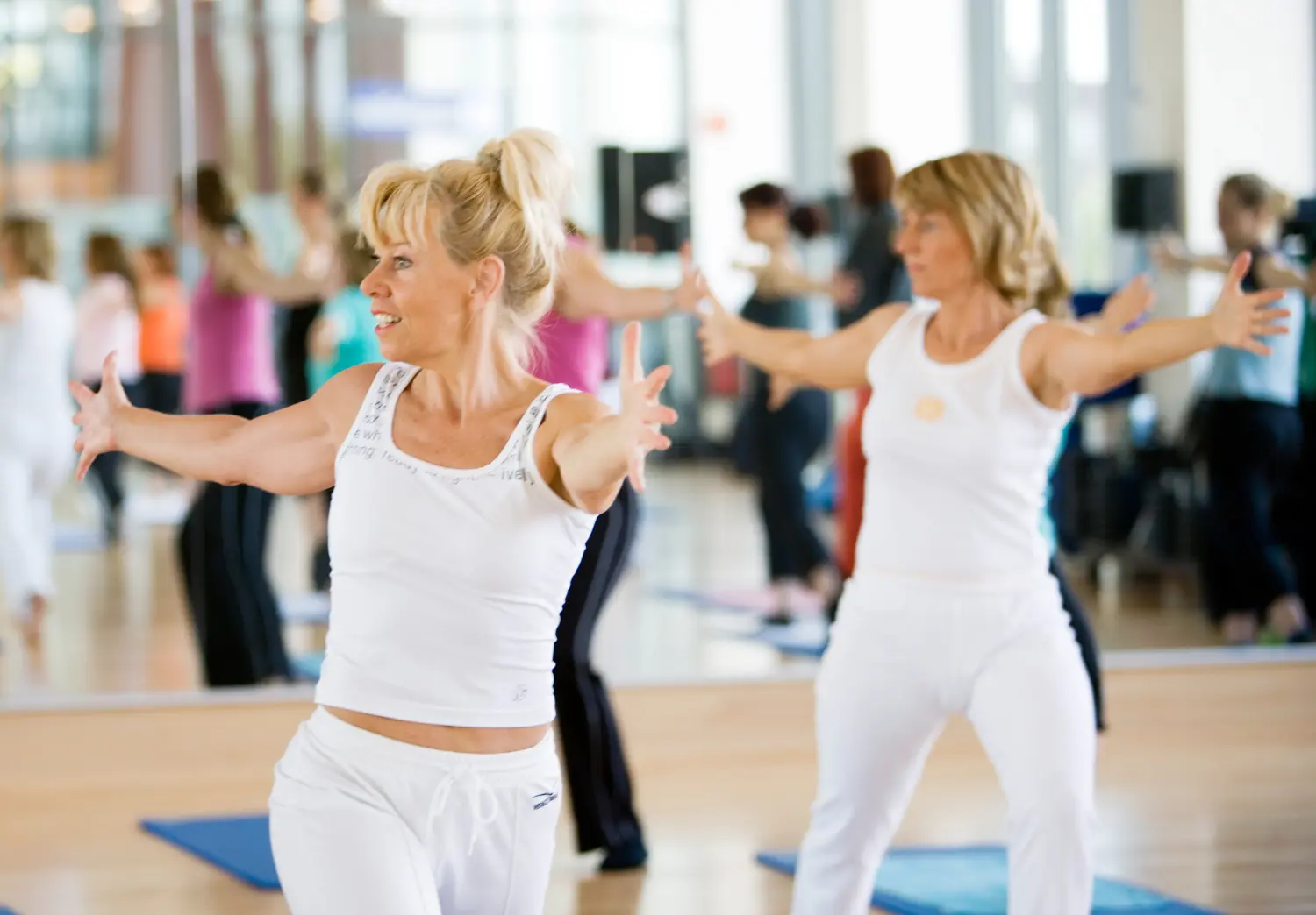 Frauen machen Gymnastik