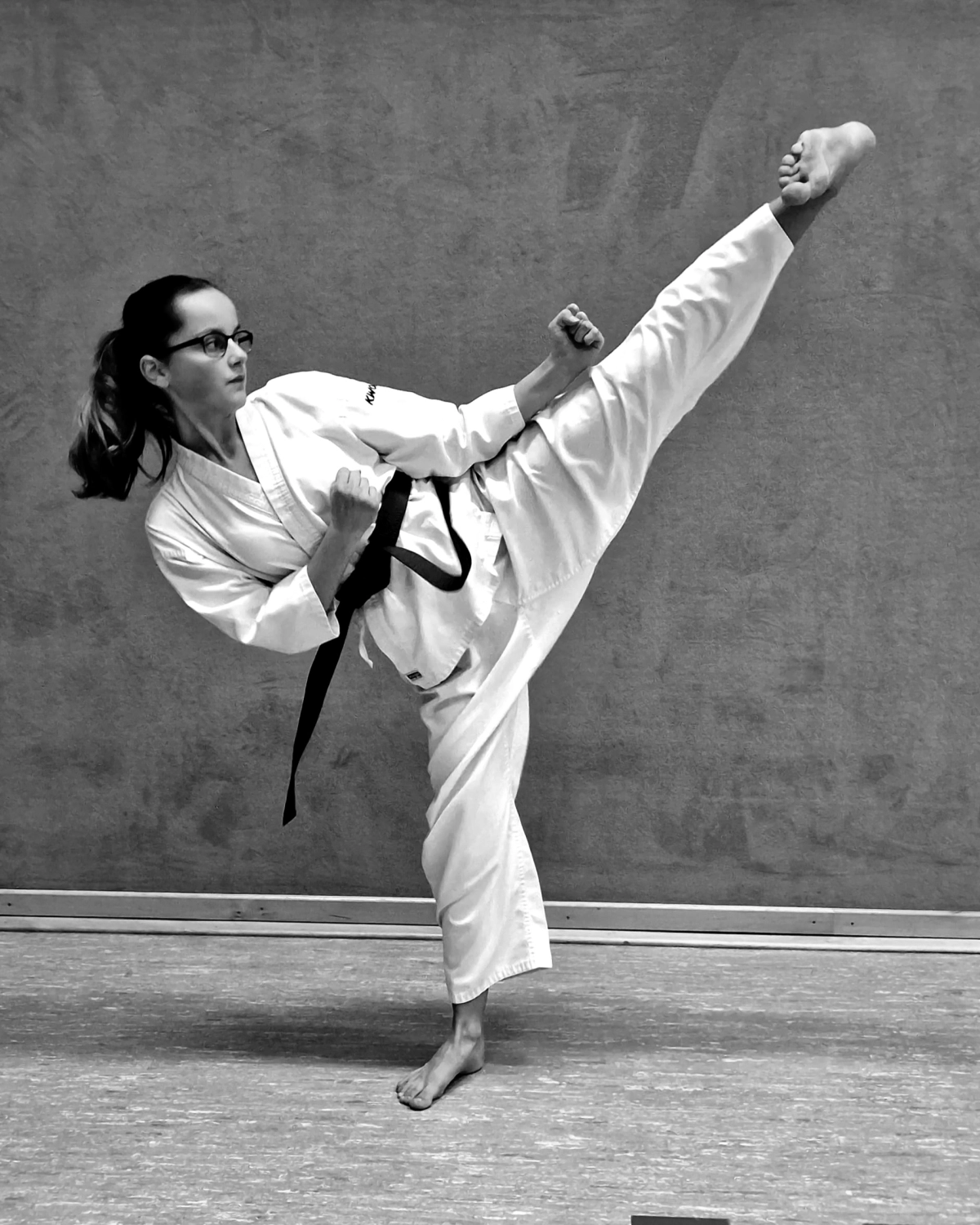 Mann, der Karate tut